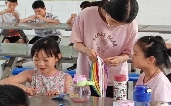 港联证券 985大学生走进湖北乡村学堂，留守儿童被看到被倾听